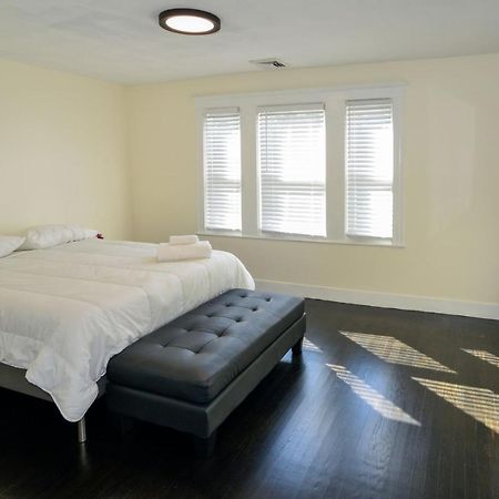 Modern Two Bedroom Condo - Boston Stoneham Екстериор снимка