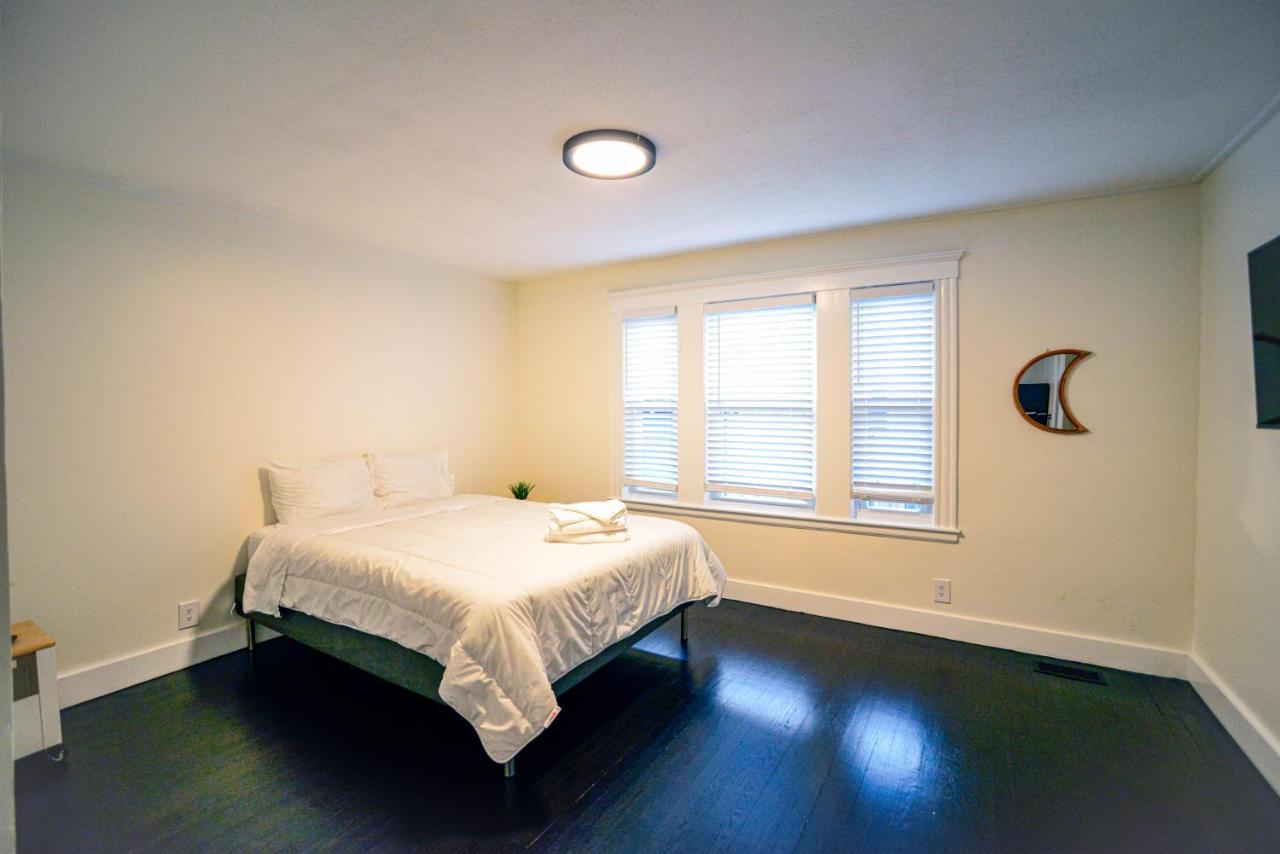 Modern Two Bedroom Condo - Boston Stoneham Екстериор снимка