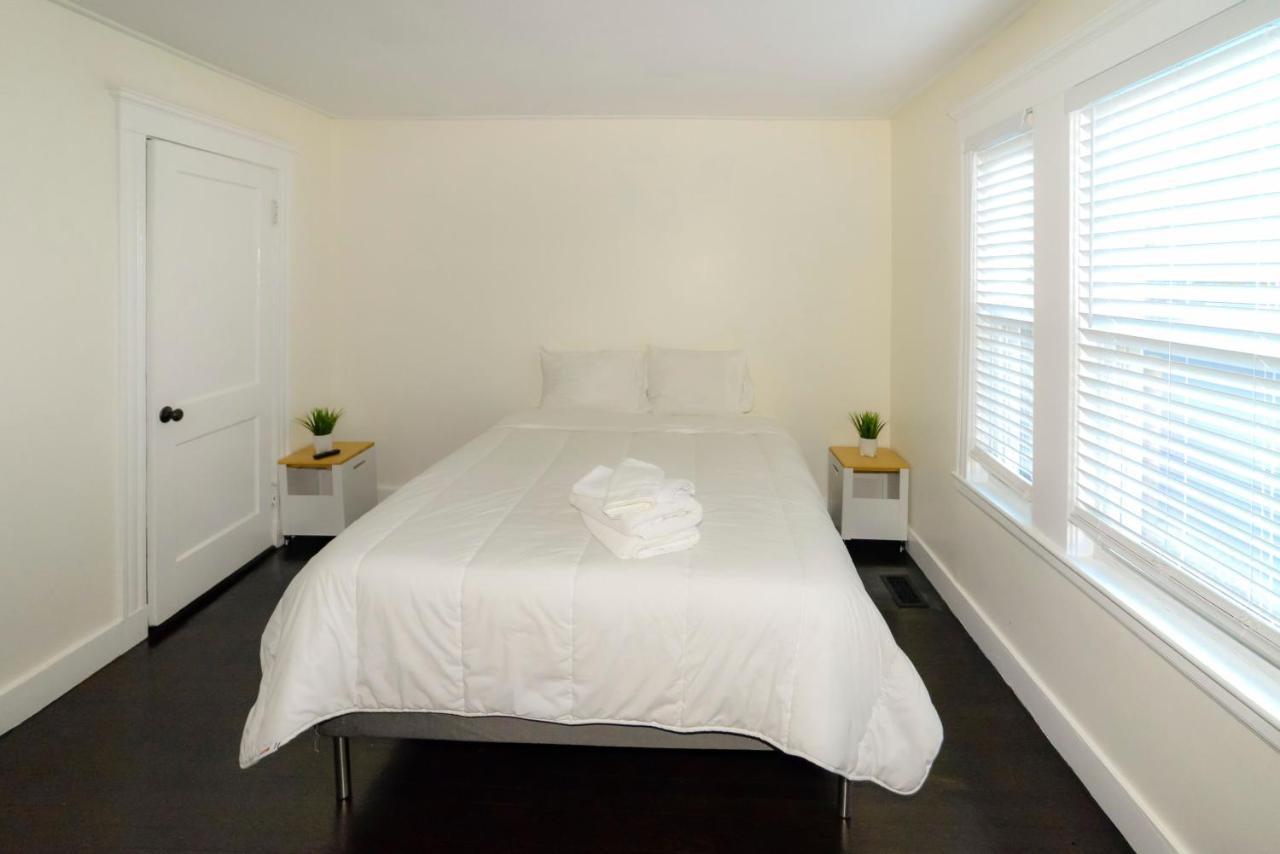 Modern Two Bedroom Condo - Boston Stoneham Екстериор снимка