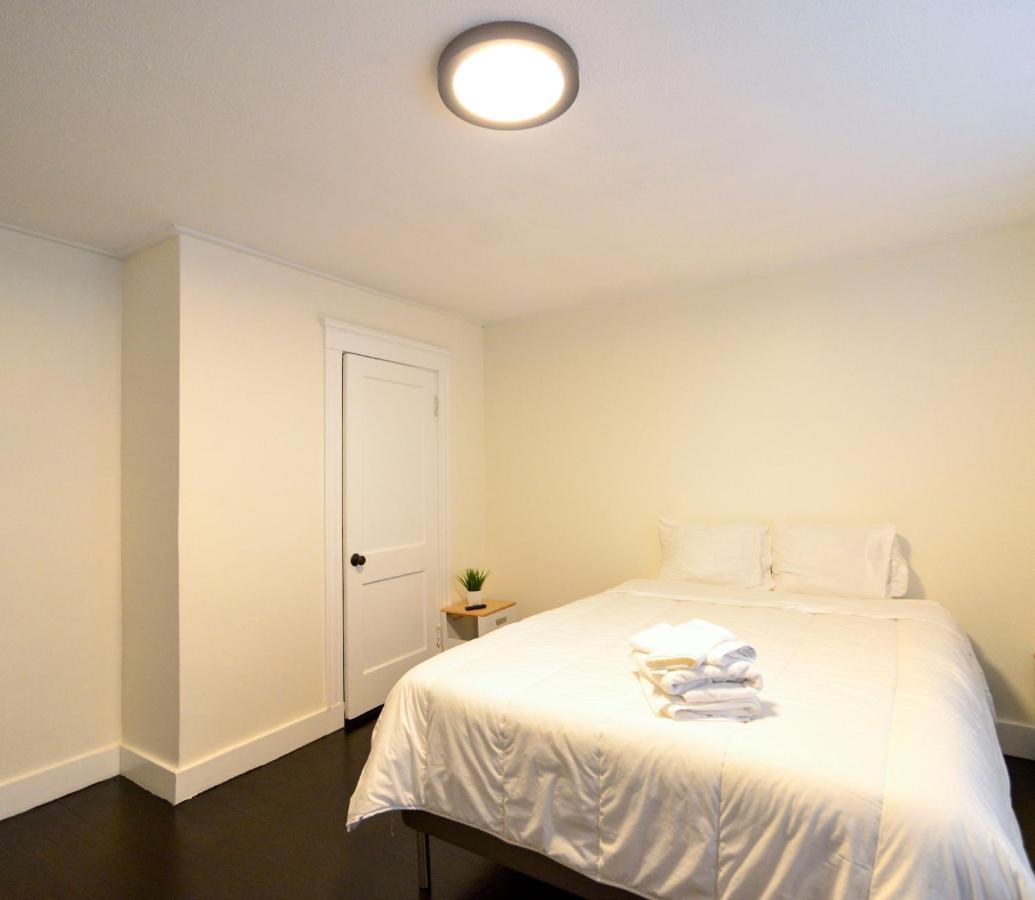 Modern Two Bedroom Condo - Boston Stoneham Екстериор снимка