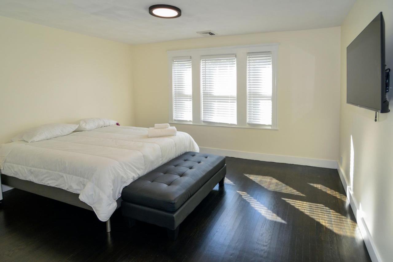 Modern Two Bedroom Condo - Boston Stoneham Екстериор снимка