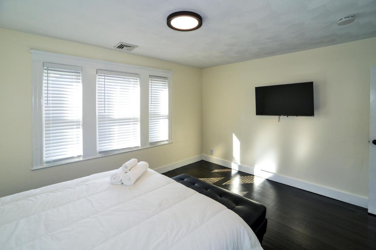 Modern Two Bedroom Condo - Boston Stoneham Екстериор снимка