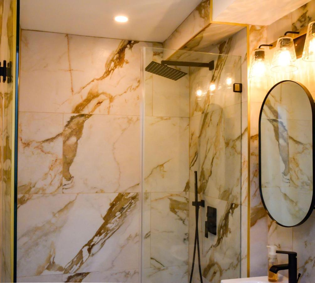 Modern Two Bedroom Condo - Boston Stoneham Екстериор снимка