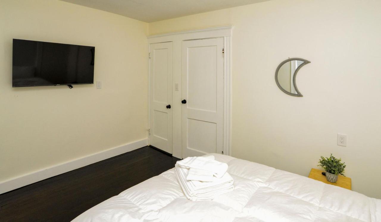 Modern Two Bedroom Condo - Boston Stoneham Екстериор снимка
