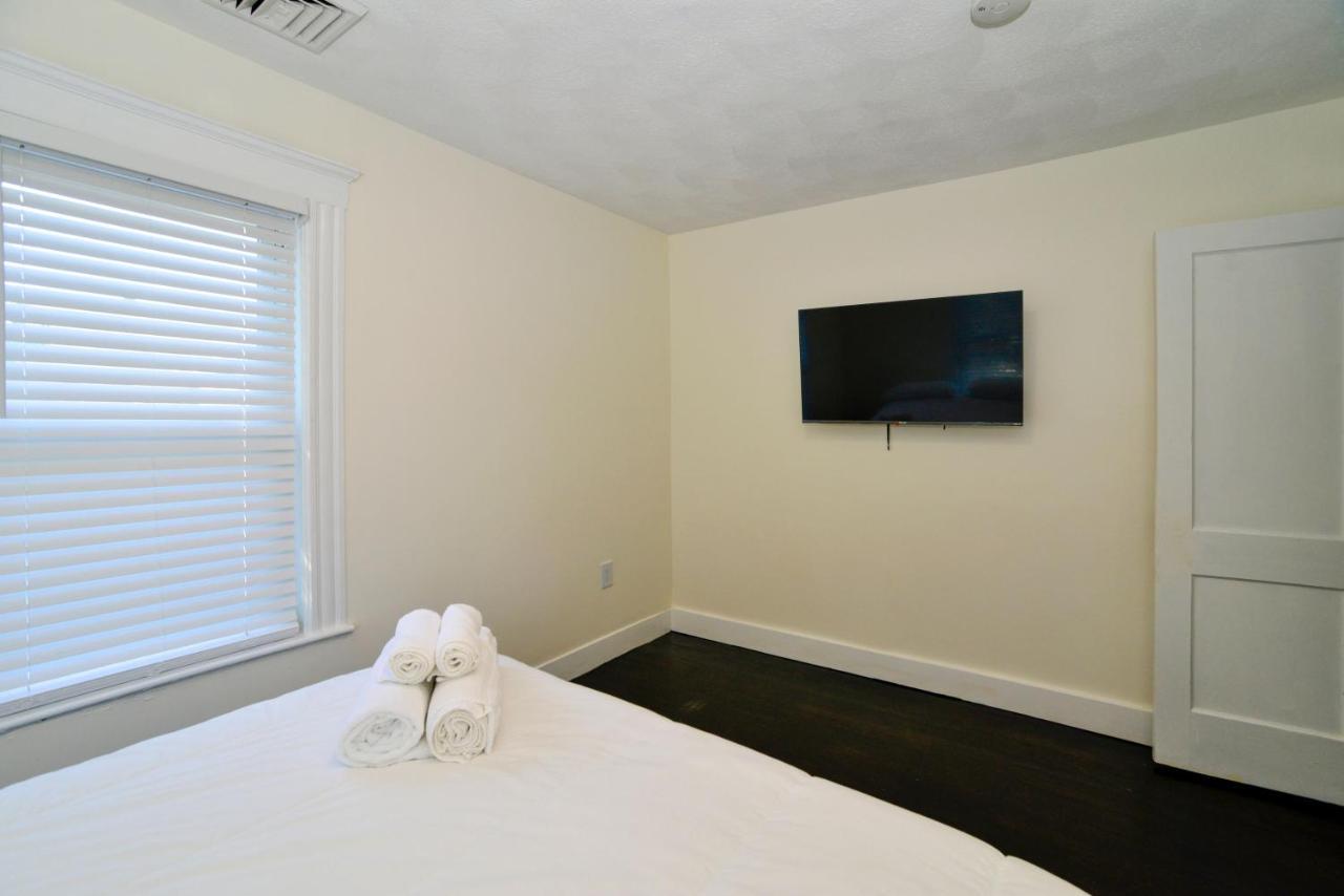 Modern Two Bedroom Condo - Boston Stoneham Екстериор снимка