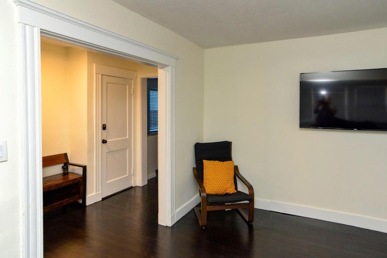 Modern Two Bedroom Condo - Boston Stoneham Екстериор снимка