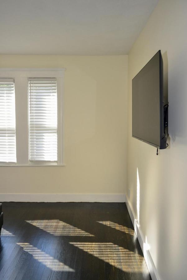 Modern Two Bedroom Condo - Boston Stoneham Екстериор снимка