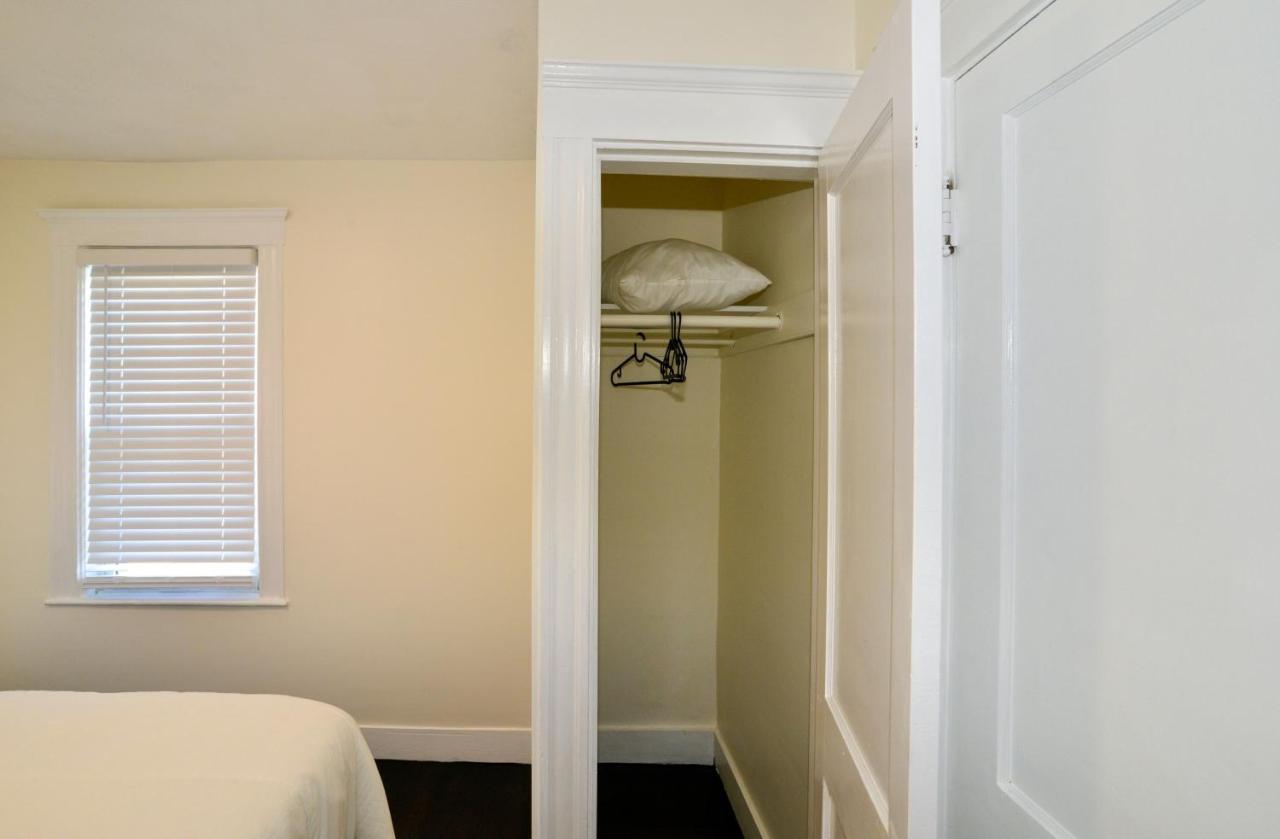 Modern Two Bedroom Condo - Boston Stoneham Екстериор снимка