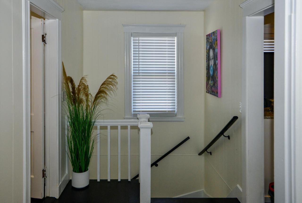 Modern Two Bedroom Condo - Boston Stoneham Екстериор снимка