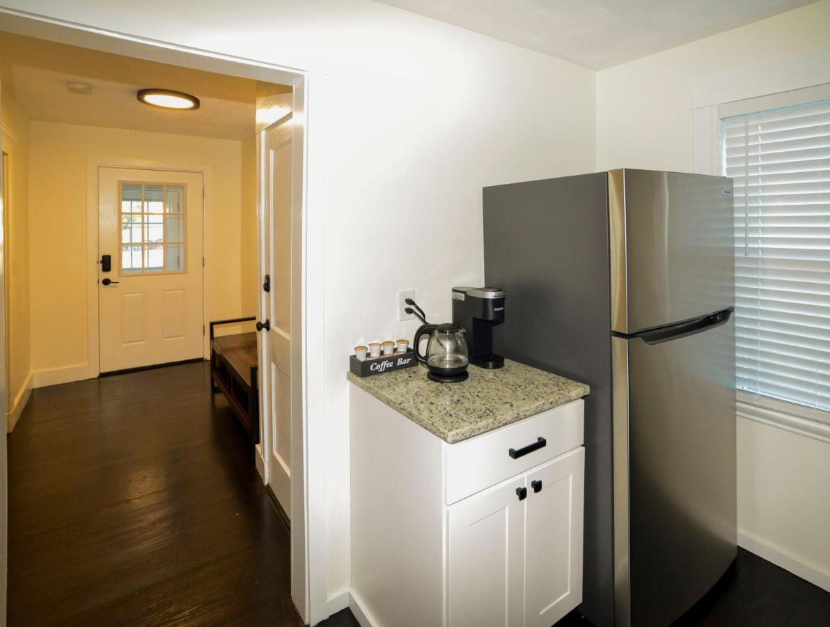 Modern Two Bedroom Condo - Boston Stoneham Екстериор снимка