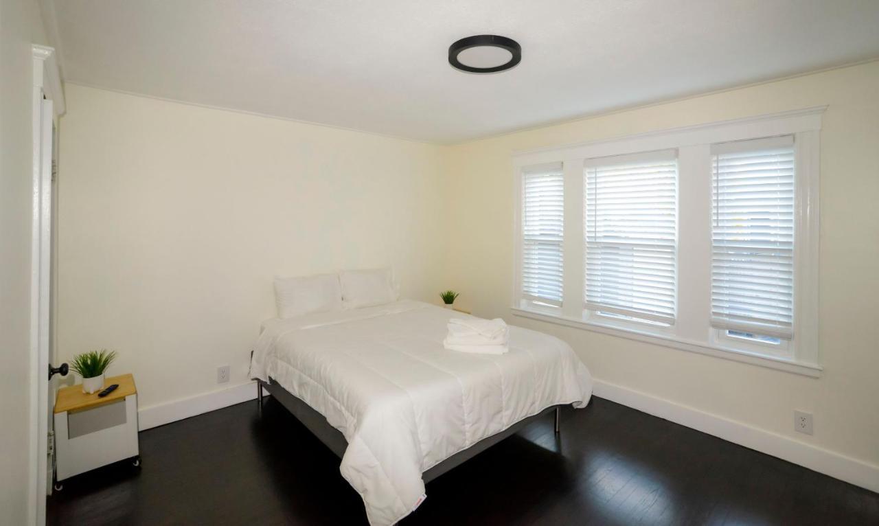 Modern Two Bedroom Condo - Boston Stoneham Екстериор снимка