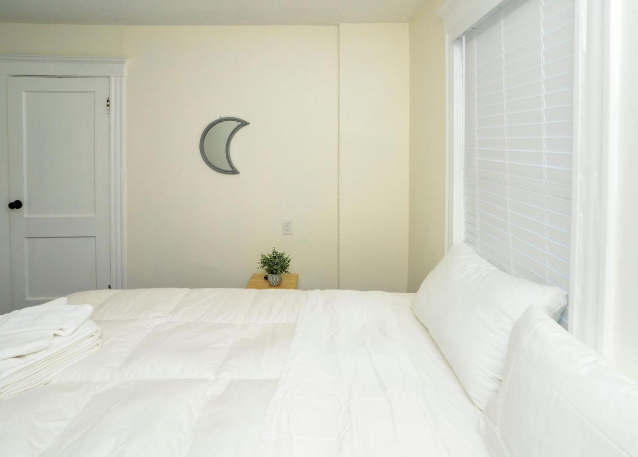 Modern Two Bedroom Condo - Boston Stoneham Екстериор снимка