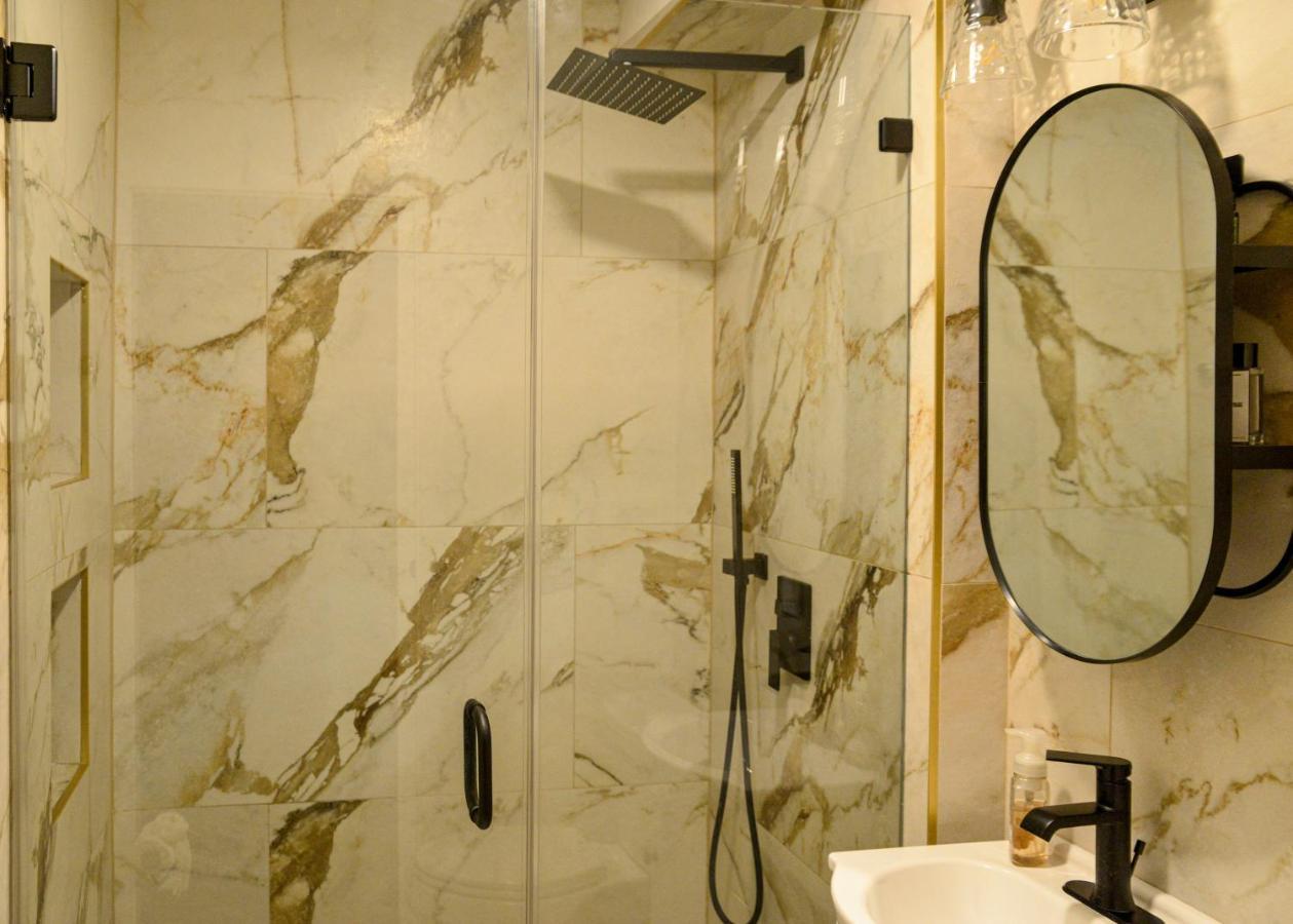 Modern Two Bedroom Condo - Boston Stoneham Екстериор снимка
