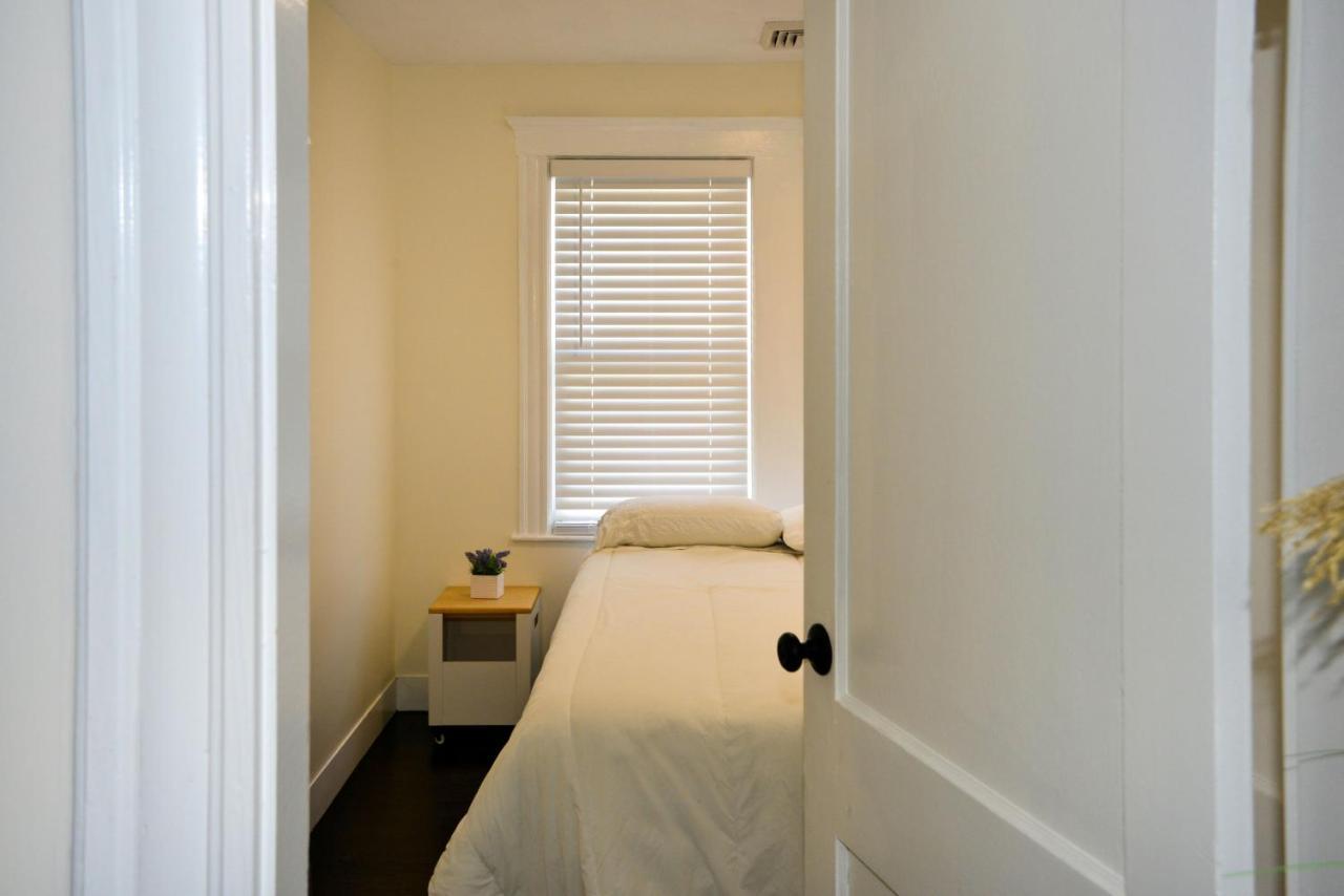 Modern Two Bedroom Condo - Boston Stoneham Екстериор снимка