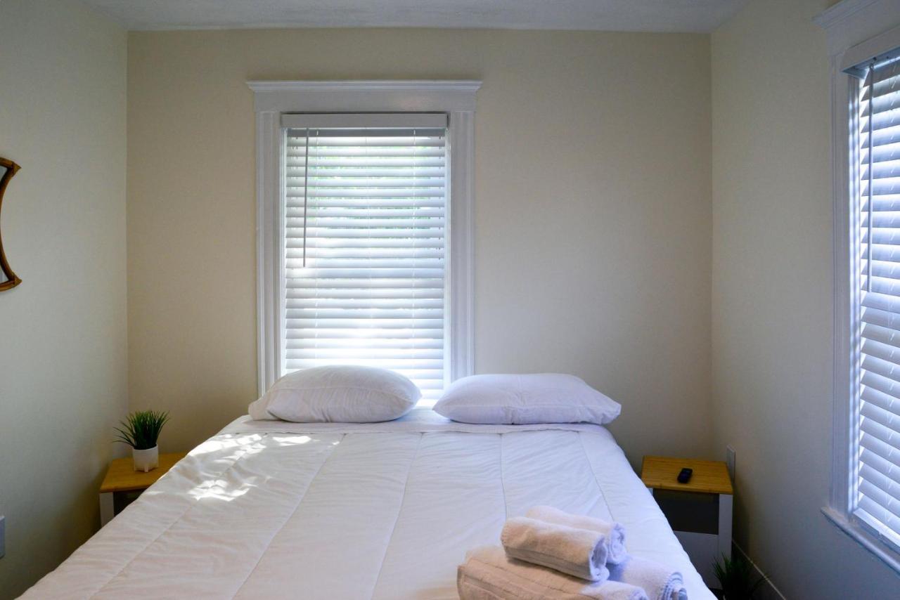 Modern Two Bedroom Condo - Boston Stoneham Екстериор снимка